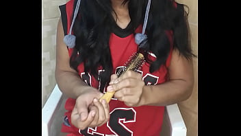 Preview 2 of Huge Breast Girl - Emsfreguei  o cabo da minha escova na minha pepekinha