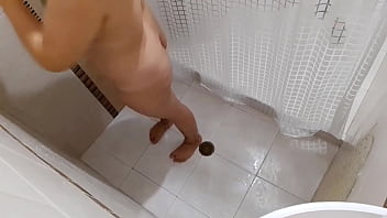 Preview 1 of Mia Khalifa Shemales - Est&aacute_ desnuda en mi ba&ntilde_o que rico estirarla (parte 2)