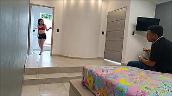 Preview 1 of Kashtanka Com - Hermanastra le pide a su hermanastro que le lame el co&ntilde_o hasta hacerla venir porque su novio no sabe hacerlo - Porno en espanol