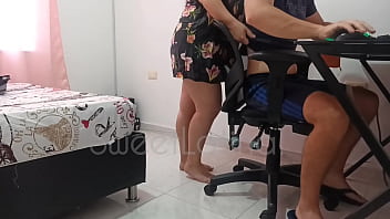 Preview 1 of Ezlynn Cock - mi primo entretenido en la compu y yo llego a su cuarto para tener sexo y que me llene de leche