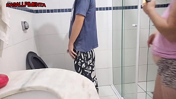 Preview 1 of Video Nain Gay - Meu corno mandou eu ir pro banheiro chupar o amigo dele,  safado gozou super rapido