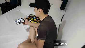 Preview 1 of Bro And Sis Fuck Prank - LLEGA y INTERRUMPE mi PARTIDA para DECIRME QUE QUIERE QUE LE ENTREGE LA COLA... Se la ENTREGO Y ME LA TERMINO COGIENDO POR SUCIA.