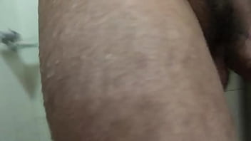 Preview 1 of Mature Erection - Penis peludo do novinho no banho!