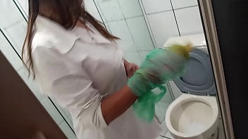 Preview 2 of Comedy Inside - Sarah Rosa │ Lavando o Banheiro