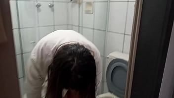Preview 3 of Comedy Inside - Sarah Rosa │ Lavando o Banheiro