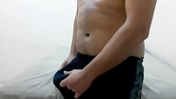 Preview 1 of My Mom Fucks Me When I Sleep - GAY GOSTOSO GEME ALTO E GOZA NO PEITO TOCANDO UMA PUNHETA