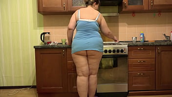 Preview 1 of Ankka Alberata - Chubby housewife with a big ass stopped cleaning to fuck. PAWG. Amateur.