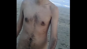 Preview 2 of Gift Video - Paseando desnudo en la playa