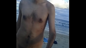 Preview 1 of Gift Video - Paseando desnudo en la playa