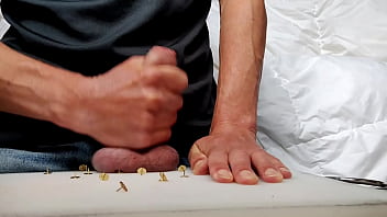 Preview 4 of Bigg Gar - Wombat does Louis&#039_s thumtacks task