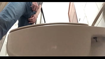 Preview 4 of Homemade Mall Fuck - C&acirc_mera escondida novinho usando banheiro