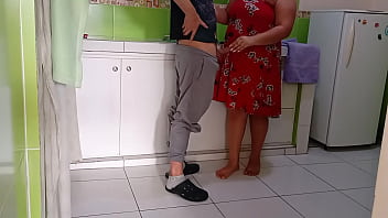 Preview 3 of New Ghr - Mi madrastra se atora en el fregadero la trato de ayudar pero su enorme culo me hace ecxitar y terminamos follando antes de que mi papa llegue a casa