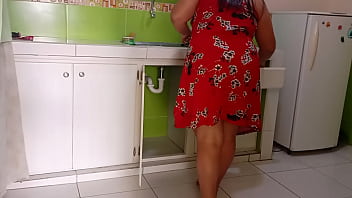 Preview 1 of New Ghr - Mi madrastra se atora en el fregadero la trato de ayudar pero su enorme culo me hace ecxitar y terminamos follando antes de que mi papa llegue a casa