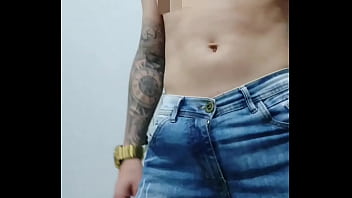 Preview 1 of Italian Neighbor Wife - Fiquei de pau duro sem cueca de bermuda jeans