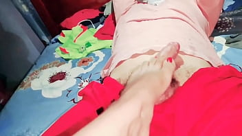 Preview 4 of Gang Bang Handjob - Le hago  footjob y  me pago 1000 por correrse en mis pies