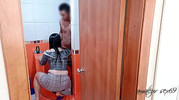 Preview 2 of Xinittta Cam4 - me espia mientras me ba&ntilde_o y me la termino follando : estoy desnudo en el ba&ntilde_o y entra para chupar mi gran polla dura,  se lo meto de perrito antes que lleguen y nos pillen