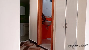 Preview 1 of Xinittta Cam4 - me espia mientras me ba&ntilde_o y me la termino follando : estoy desnudo en el ba&ntilde_o y entra para chupar mi gran polla dura,  se lo meto de perrito antes que lleguen y nos pillen