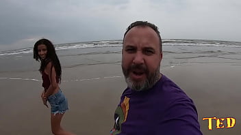 Preview 1 of Pigtail Squirt Solo - Chegamos em Mongagu&aacute_ - SP e a novinha fez a putaria na praia com a galera - Manoella Fernandes - Jhonny Gab - Joao O Safado