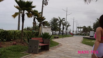 Preview 1 of Bangaldishi Sex - Gostosa se masturbando na praia lotada - Manu Fox (Produ&ccedil_&atilde_o Rubens Badar&oacute_) - v&iacute_deo completo no RED