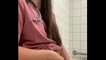 Preview 1 of Xx Video Con - enfermera se masturba en el ba&ntilde_o del hospital