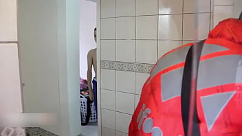 Preview 3 of Lucky Guy Fuck Two Chicks - O Motoboy De aplicativo (Parte 1)