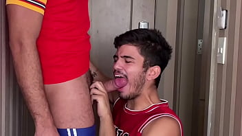 Preview 3 of Liza Enn - Roscariano mamando o amigo
