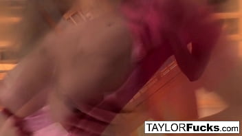 Preview 3 of Dominante Milf Facesitting - Taylor&#039_s Sexy In Pink