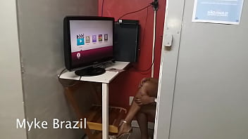 Preview 1 of Xnxx Pakl - Mulata foi pra cabine do sexy shop ficou l&aacute_ dentro se masturbando. Quando abriu a porta da cabine tinha dois cara pirocudo e comeu vadia bem gostoso. Ela mamou e ainda deu bucetinha bem gostoso. Veja Filme Completo X-VIDEO RED