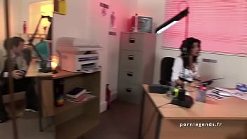 Preview 1 of Gay Male Bondage - Sativa Rose suce et prend la bite par derri&egrave_re comme une chienne