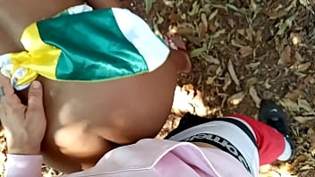Preview 4 of Mia Khalifa Boob Kiss - Dona do apartamento chegou no apartamento e pintor estava pintando o ela n&atilde_o tinha dinheiro