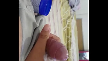 Preview 4 of Monster Cock Korean - Me masturbo con vip vaporub y me vengo rapido. Se me puso super dura.