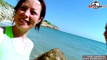 Preview 1 of Rbrynn Tyler Videos - Une m&egrave_re amateur fran&ccedil_aise essaie de faire l&#039_amour sur la plage avec une courte anale