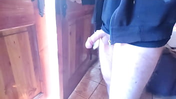 Preview 3 of Witel Sex - EXHIBICIONISMO caminando por la casa y el patio sin pantalones! Me masturbo mostrando el pene