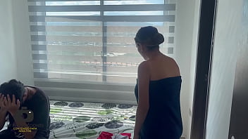 Preview 2 of Mom And Son Oldest Video - Mi vecina es muy perra y viene a seducirme con su rico culo y quiere que yo sea el cuerno.