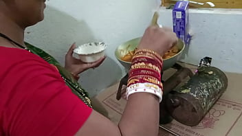 Preview 1 of Pre Op Sex Change - चिकन बना रही मैड को किचन स्टैंड पर चोदा  - साफ़ हिन्दी आवाज मे