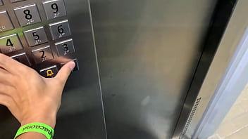 Preview 1 of Odre Biteon - Me encuentro a mi vecina cachonda en el elevador y terminamos follando. NOS PILLAN
