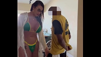 Preview 4 of Sonakshi Sinha Xxx Video Songs - Delivery foodguy won a different kind of tip at Rio de Janeiro
