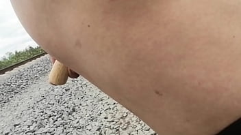 Preview 1 of Fat British Granny Incest - Metiendo un palo en mi culo en la calle 1