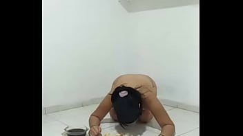 Preview 2 of Tease Forced In - La cerda samanta comiendo su almuerzo y sodomizada al final.