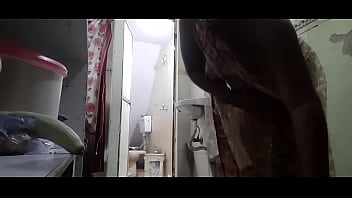 Preview 1 of Beeg Com Teen - indian house wife cleaning her home and showing boobs and pussy in saare