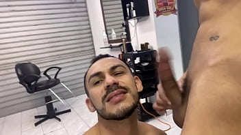 Preview 3 of Sxxxxy - BARBEIRO PAUZUDO ME FODEU SEM CAPA E ME DEU UM BANHO DE LEITE