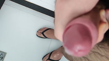 Preview 3 of E Breezycom - Leite quentinho escorrendo do meu pau