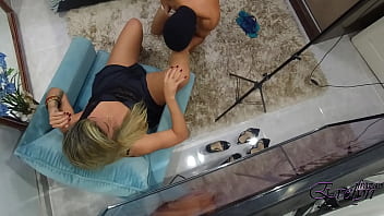 Preview 3 of Ntb Mature - PISANDO COM MEU SALTO ALTO NO SAFADO E DEIXEI ELE GOZAR NO MEU PE