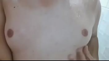Preview 3 of Bbw Nxx - Lavando meus peitinhos. Quem gosta de mamar uns biquinho rosa? Chama no chat. Rabudo peitudo de SP querendo pica.