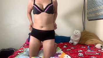 Preview 1 of Schools Axe - Mi amiga se masturba mientras me mira en la webcam