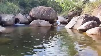 Preview 1 of Anna Tatu First Time - Curioso levando pika na cachueira