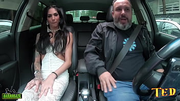 Preview 1 of Sexy Brunette Sex - Gaby Angel a novinha trans entra na carona e brinca com a Neca pelada no carro