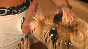 Preview 2 of A Hard Gangbang - Apr&egrave_s un strip-tease,  Nikki Blonde se fait baiser la chatte et le cul par une grosse bite