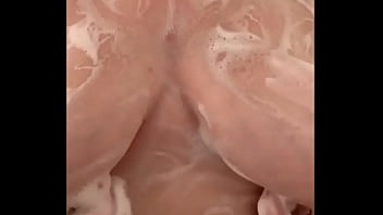 Preview 3 of Lesbien Kinks - Maman fran&ccedil_aise ronde caresse ses gros seins de milf sous la douche en secret