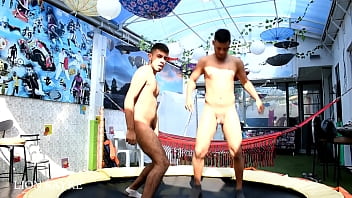 Preview 3 of Tante Sexx Payudara Besar - Desnudo saltando en  trampol&iacute_n